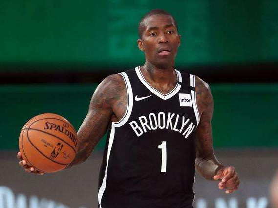 曼联明年还将不得不花巨资买人。（曼联明年仍难免砸重金引援）