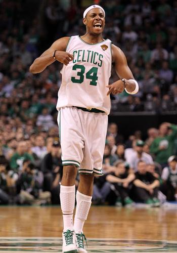 青训小将破门后被队友高高举起（青训新星破门后被队友举起庆祝）