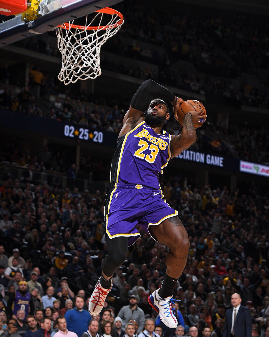 因右踝发炎，朗尼克取消了担任阿森纳vs拜仁解说嘉宾的计划（右踝发炎，朗尼克退出阿森纳对拜仁解说席）