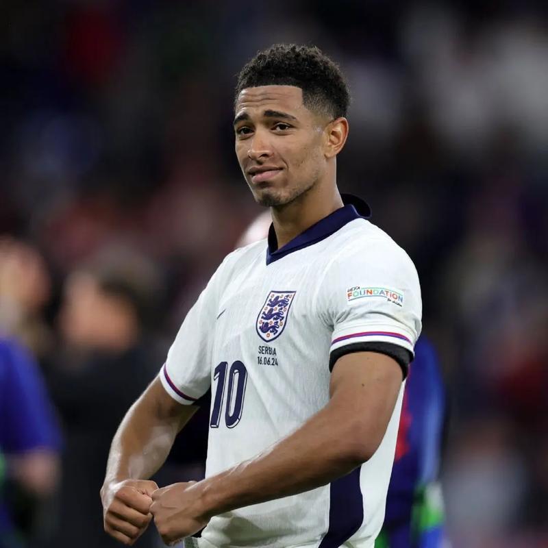 莱万：我经常带伤上场，肋骨骨折也硬撑；不着急决定未来（莱万称常带伤上阵，肋骨骨折也咬牙坚持；对未来暂不急于决定）