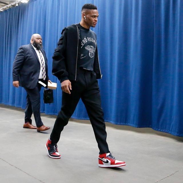 NBA杯焦点战：文班缺阵内线空虚！杨瀚森或有机会大展拳脚（NBA杯焦点对决：文班缺席内线告急，杨瀚森有望大显身手）