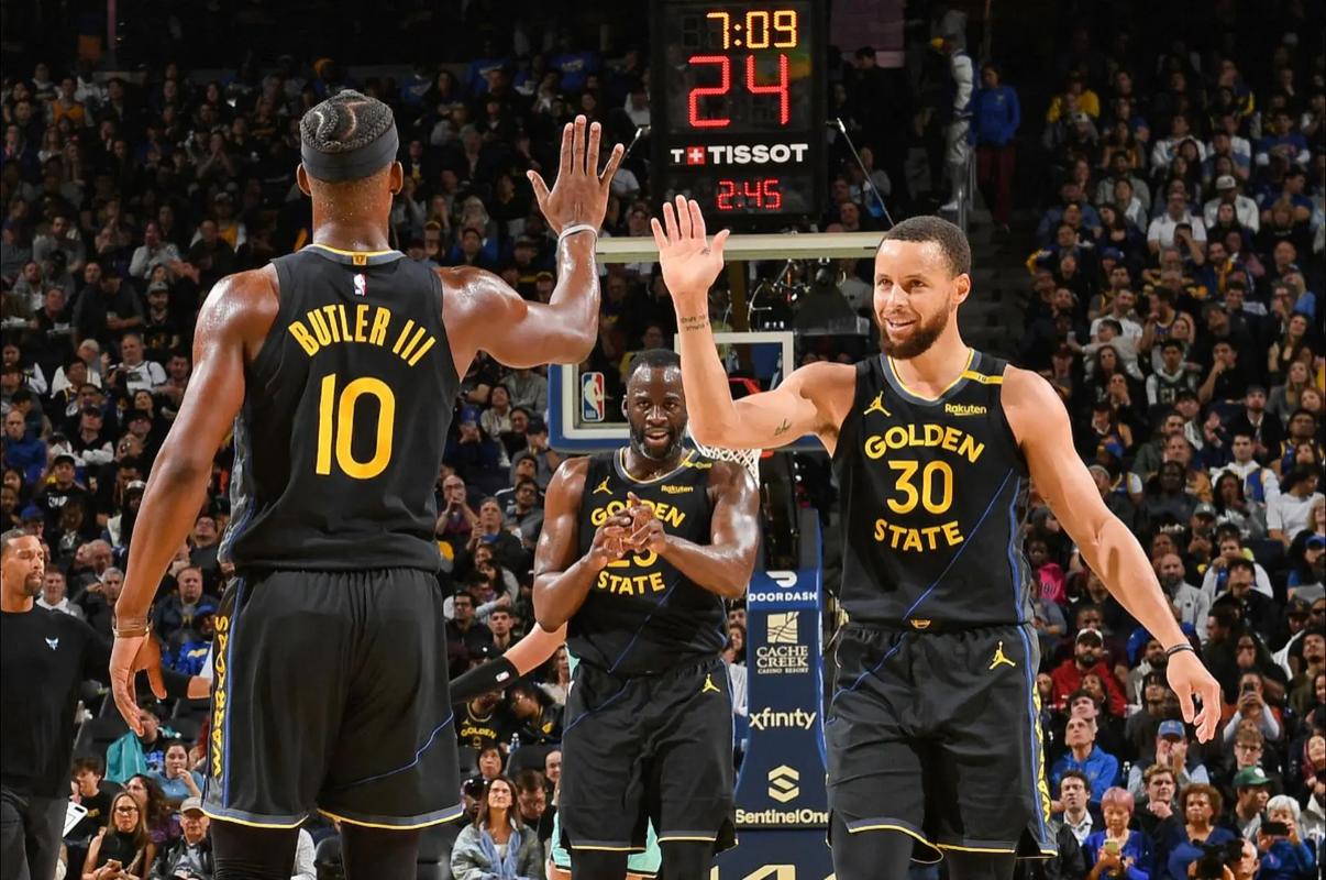 澎湃：泰州开建“苏超”冠军奖杯打卡点，预计12月上旬亮相（泰州启动建设“苏超”冠军奖杯打卡点，预计12月上旬对外亮相）