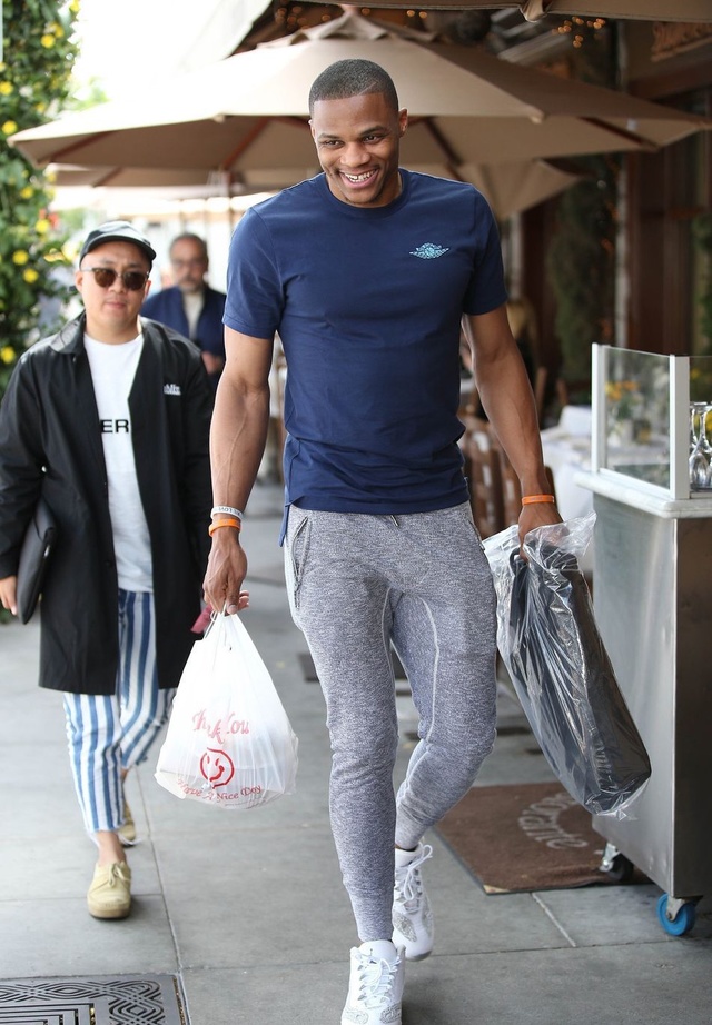 4-3险胜布莱顿＋斩获联赛4连胜＋跃居积分榜第3位＋各项赛事6连胜（4-3力克布莱顿，联赛四连胜升至第3，各项赛事豪取六连胜）