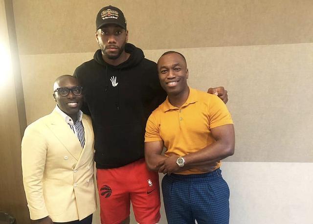 法兰克福球迷诺坎普燃放焰火投掷玻璃杯（法兰克福球迷在诺坎普燃放烟火并投掷玻璃杯）