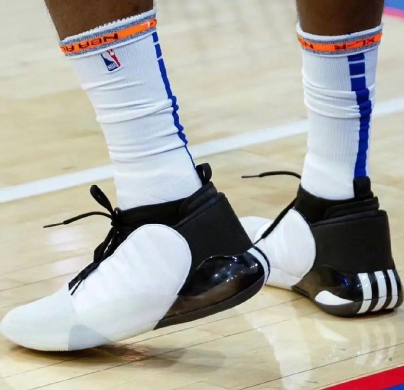 出战4场完成3场零封+两度扑点，迈尼昂当选米兰11月最佳球员（4战3零封两度扑点，迈尼昂荣膺米兰11月最佳球员）