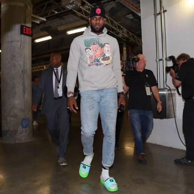 广东球迷呼声震耳欲聋（广东球迷呐喊震天动地）